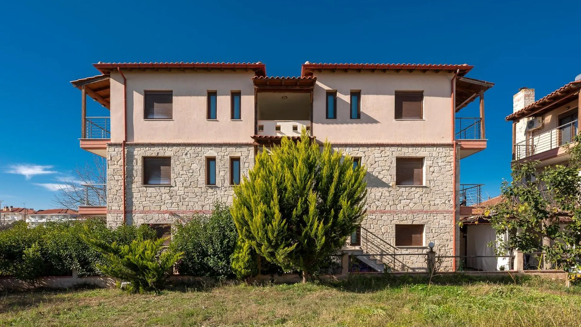 Eleon Suites & Apartments Afytos Greece