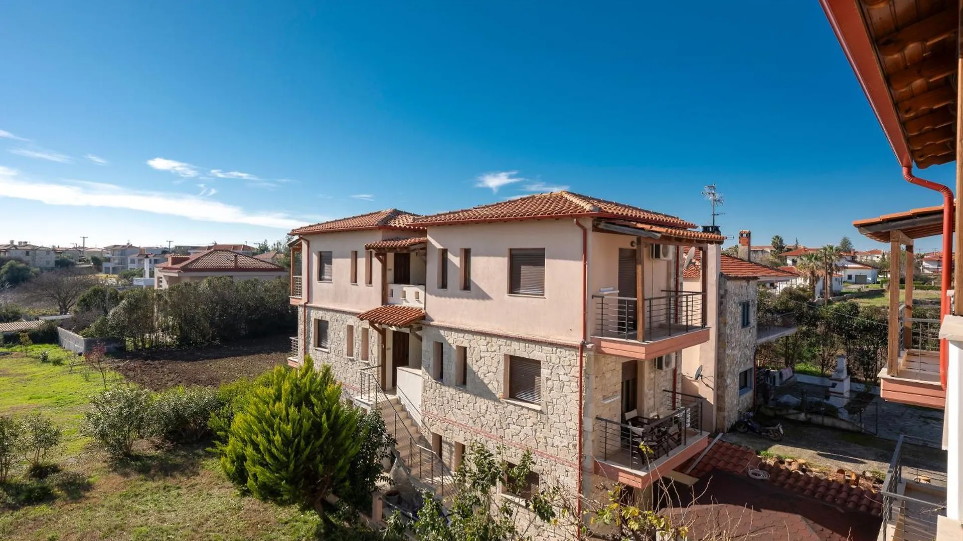 Eleon Suites & Apartments Afytos Greece