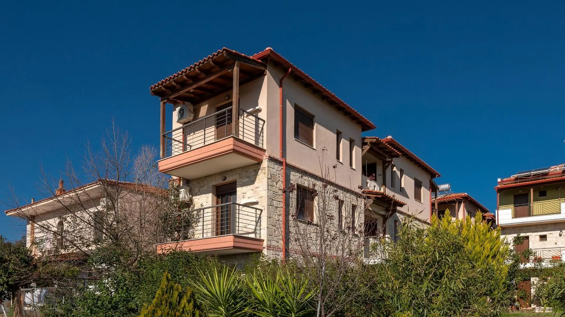 Eleon Suites & Apartments Afytos