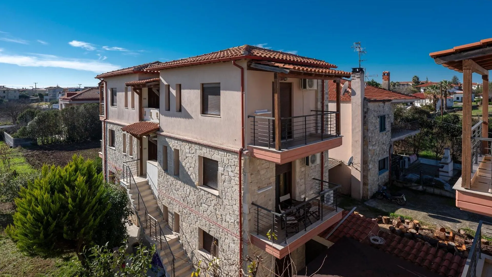 Eleon Suites & Apartments Afytos
