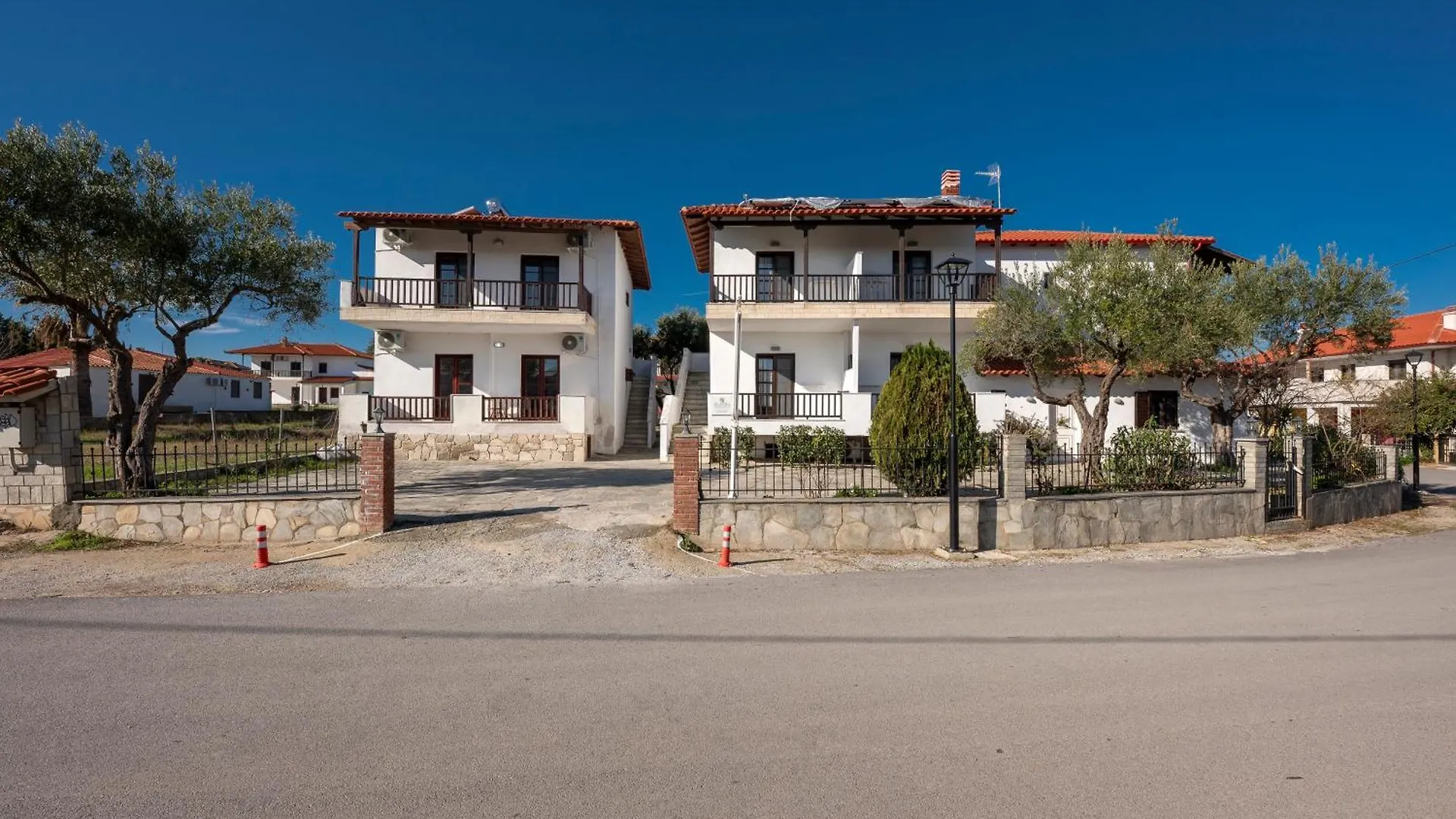 Eleon Suites & Apartments Afytos