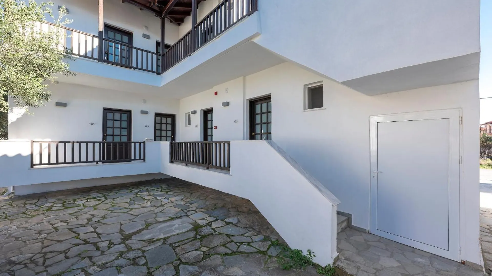 Eleon Suites & Apartments Afytos Greece