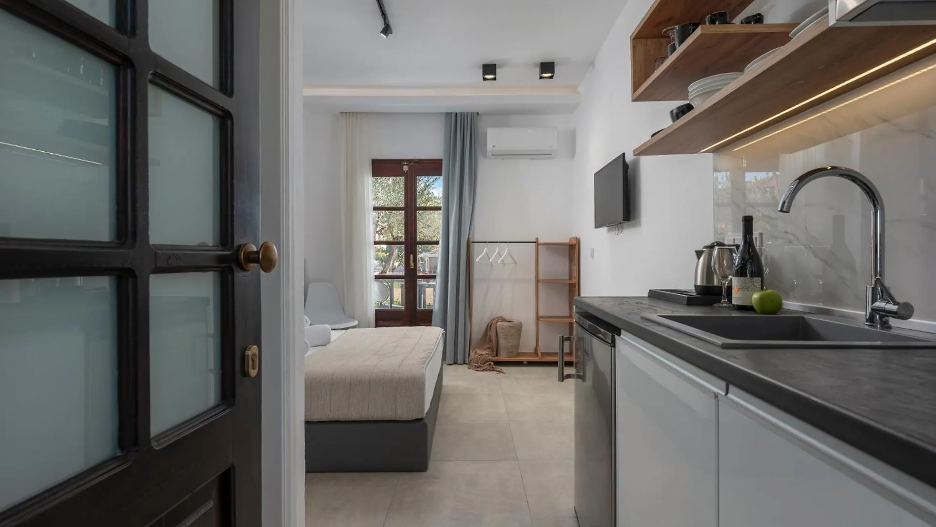Eleon Suites & Apartments Afytos Greece