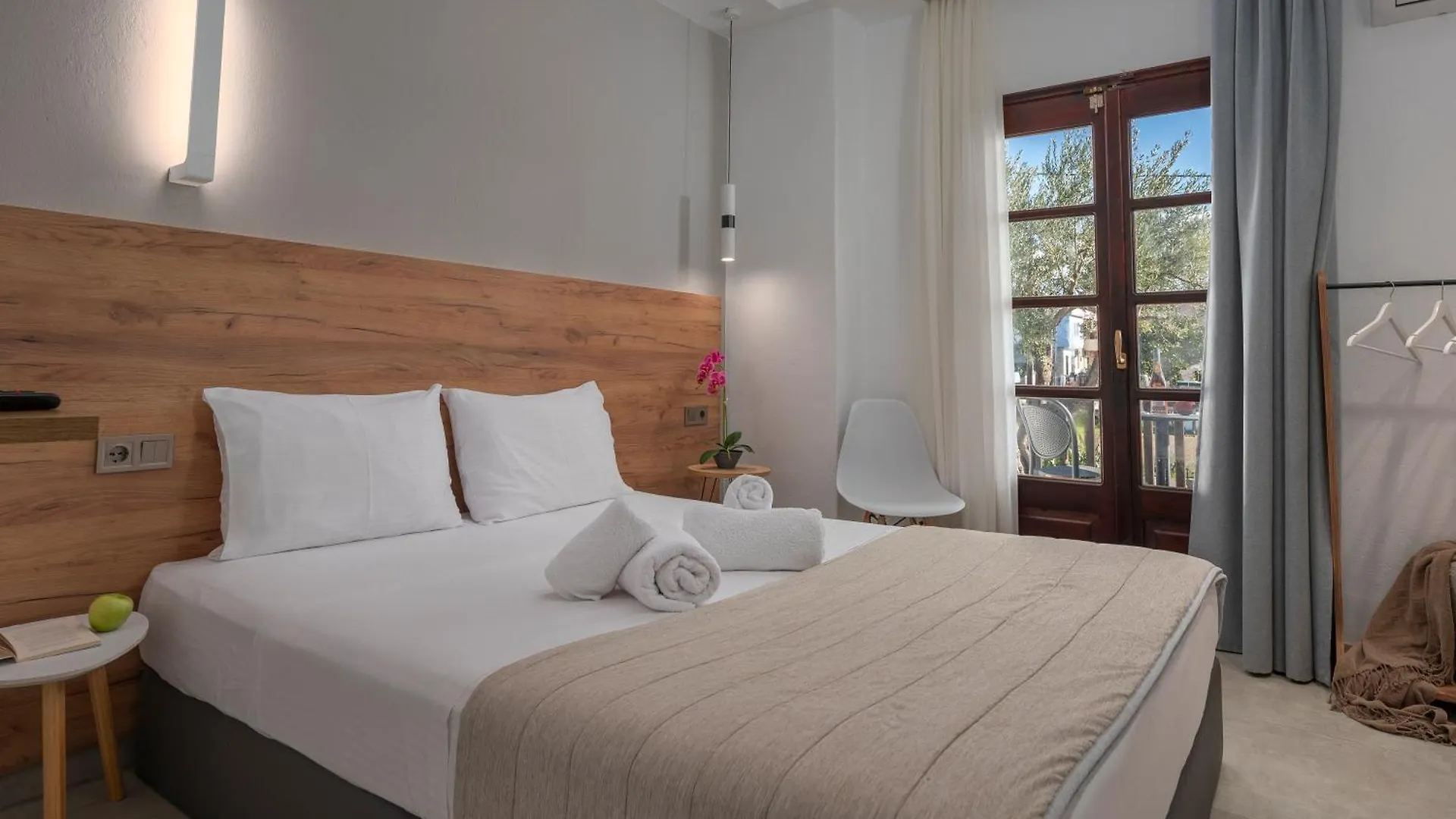 Eleon Suites & Apartments Afytos