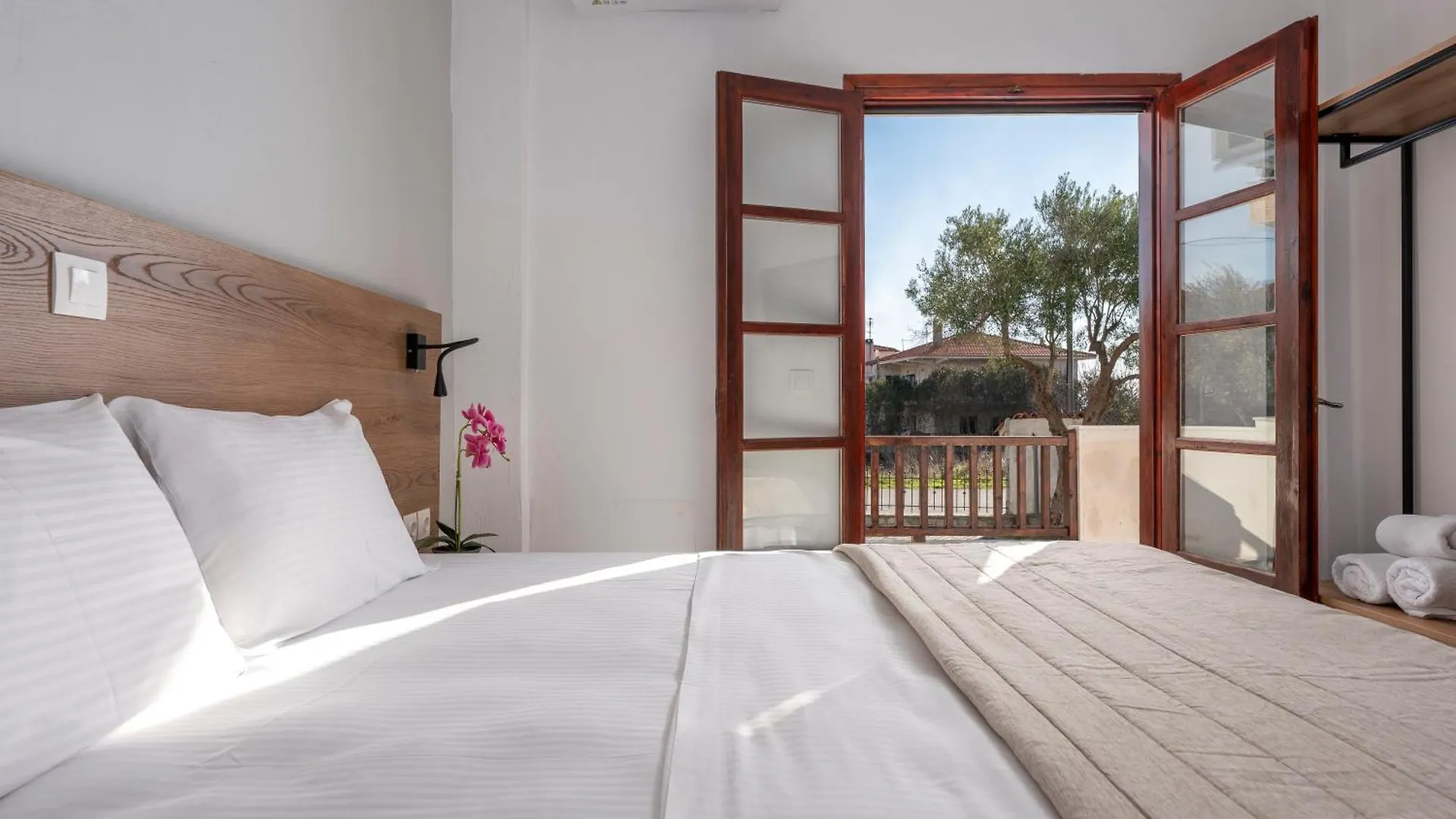 Eleon Suites & Apartments Afytos