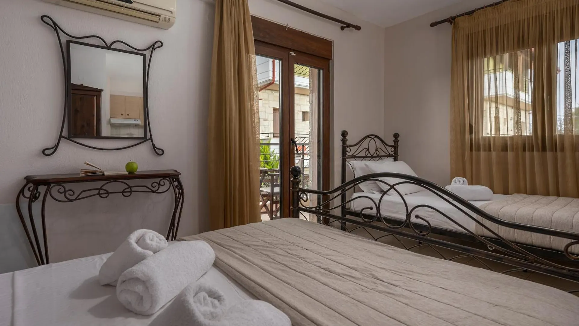 Eleon Suites & Apartments Afytos
