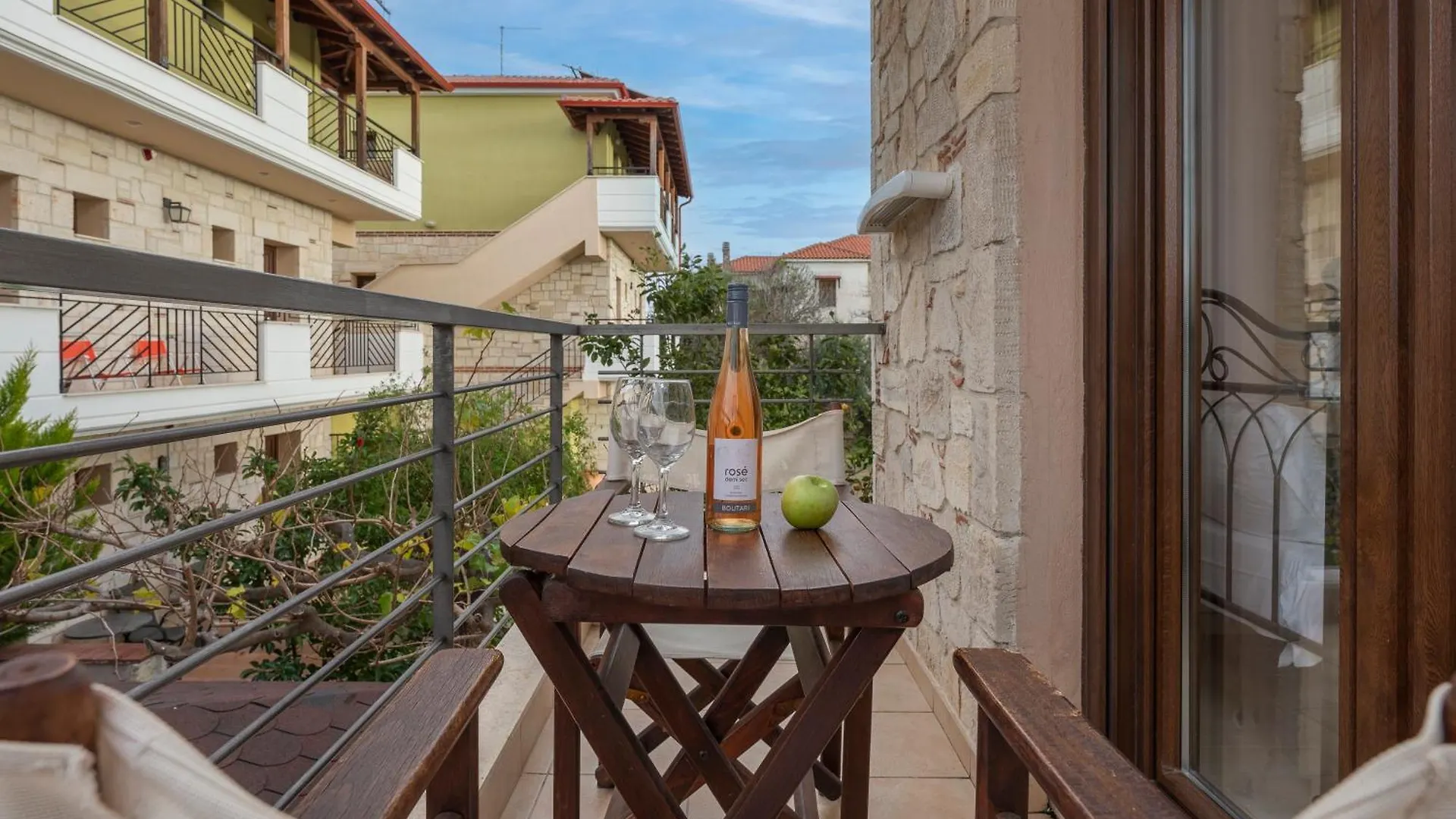 Eleon Suites & Apartments Afytos Greece