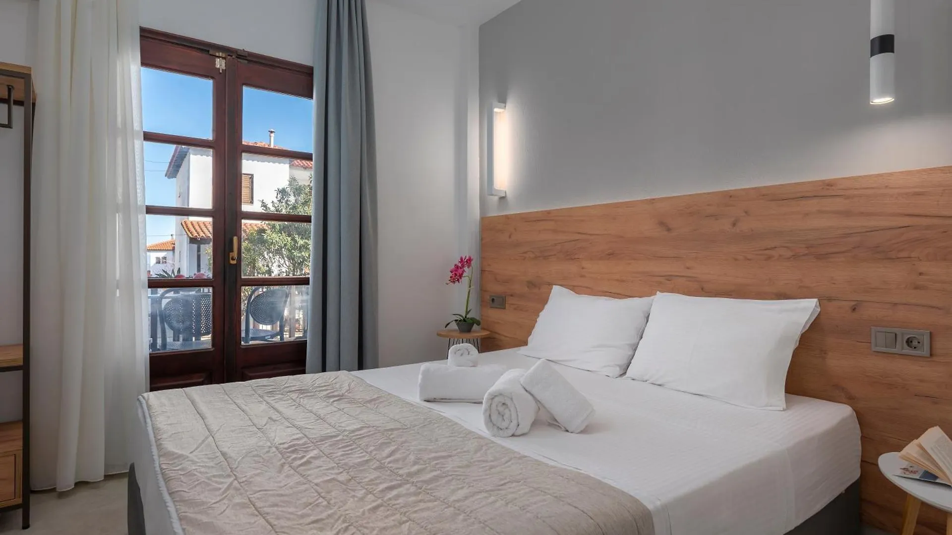 Eleon Suites & Apartments Afytos