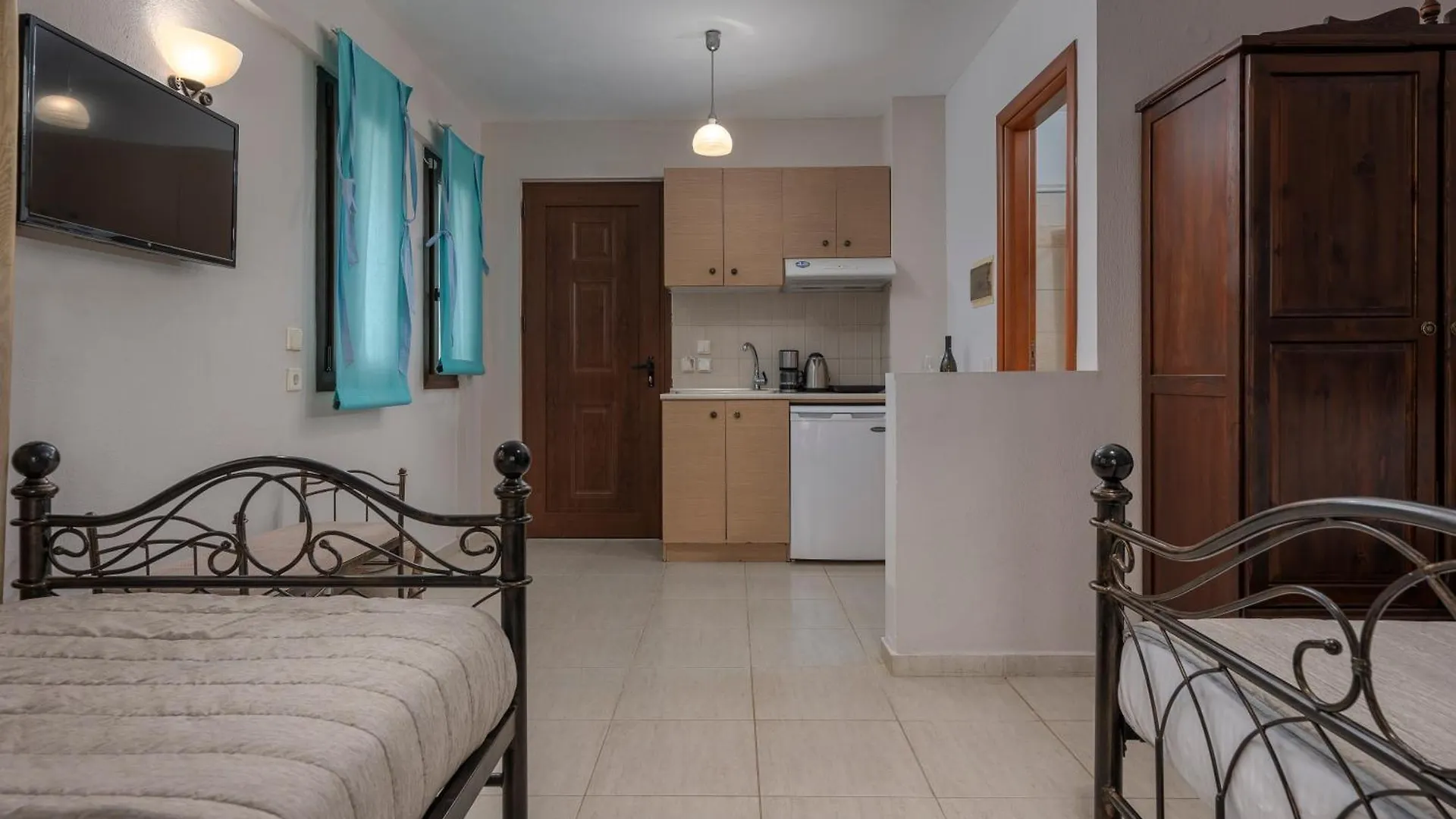 Eleon Suites & Apartments Afytos