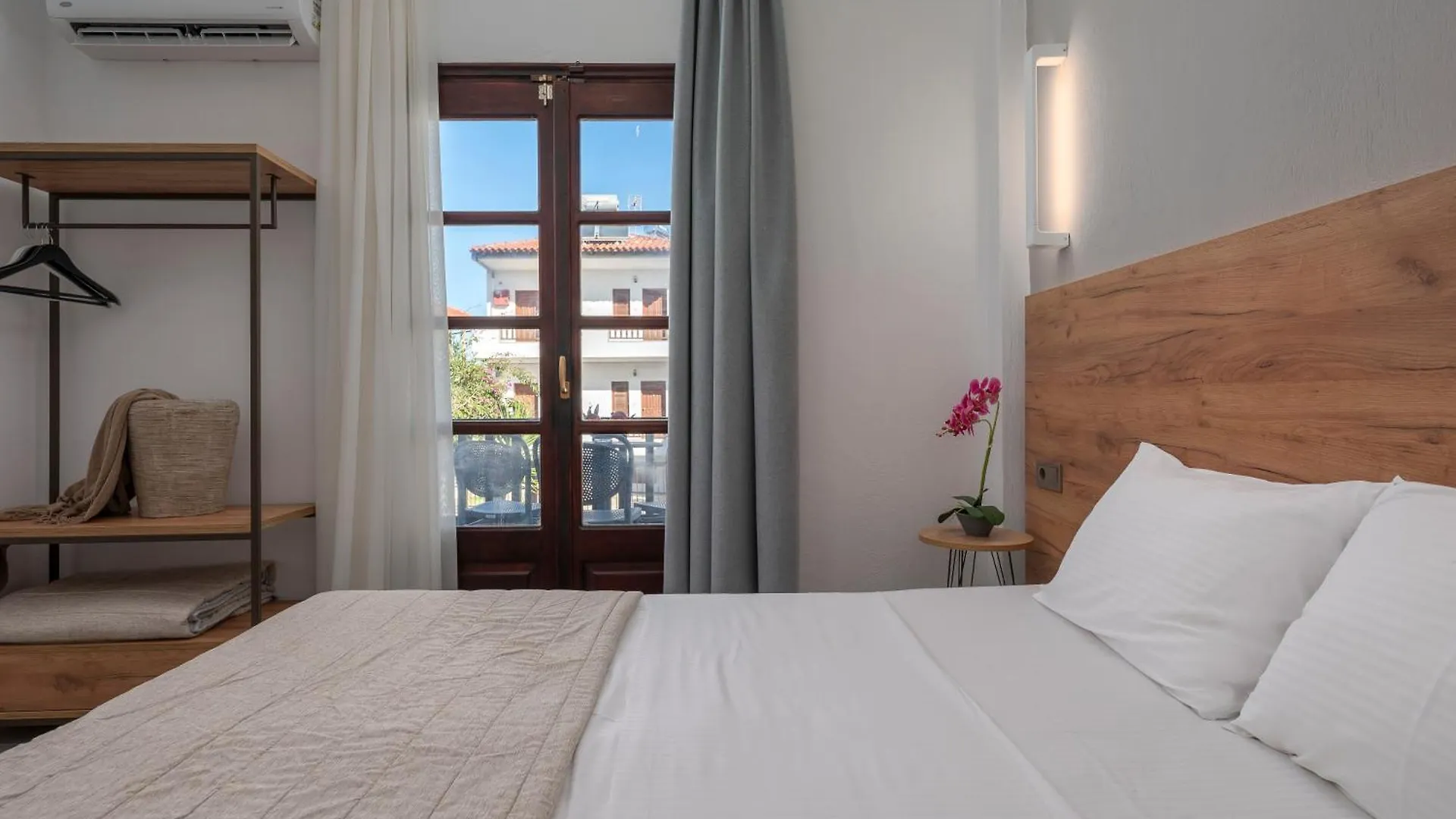 Eleon Suites & Apartments location