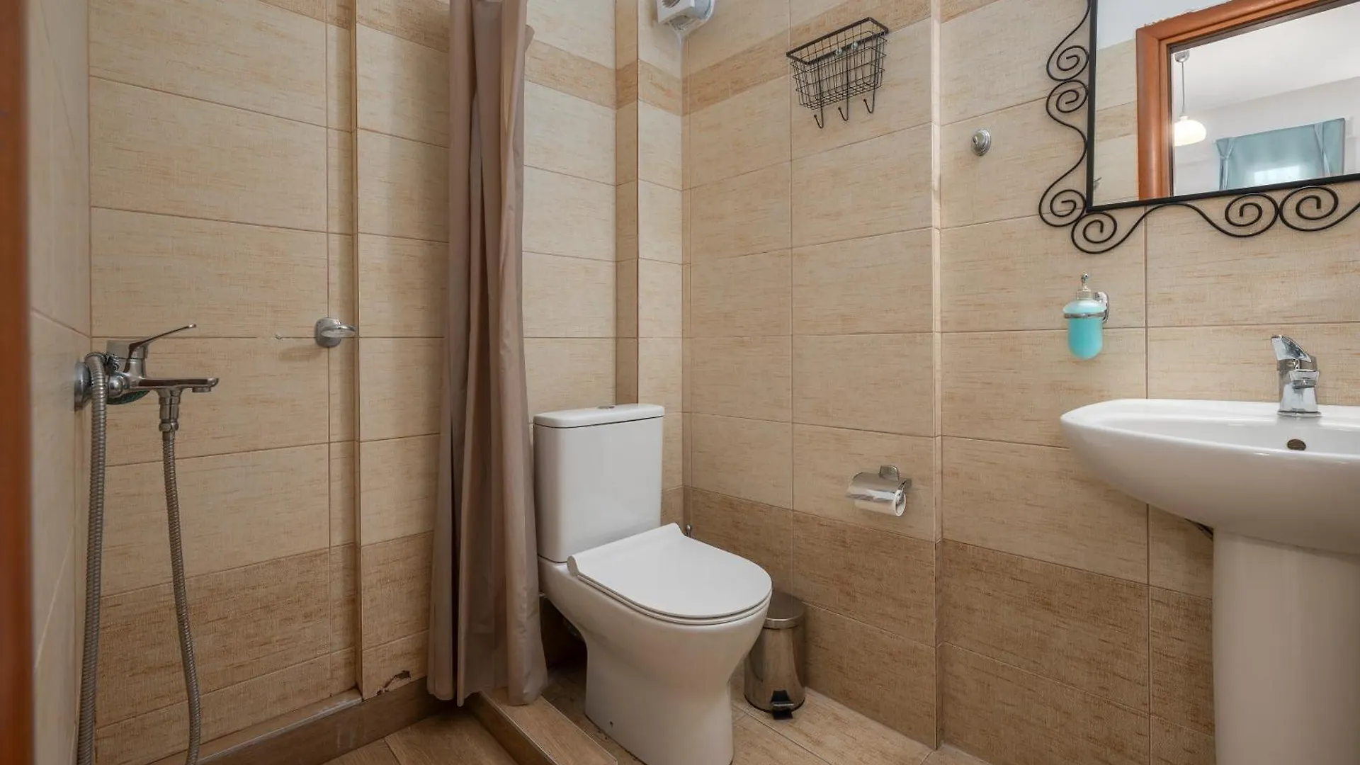 Eleon Suites & Apartments Afytos