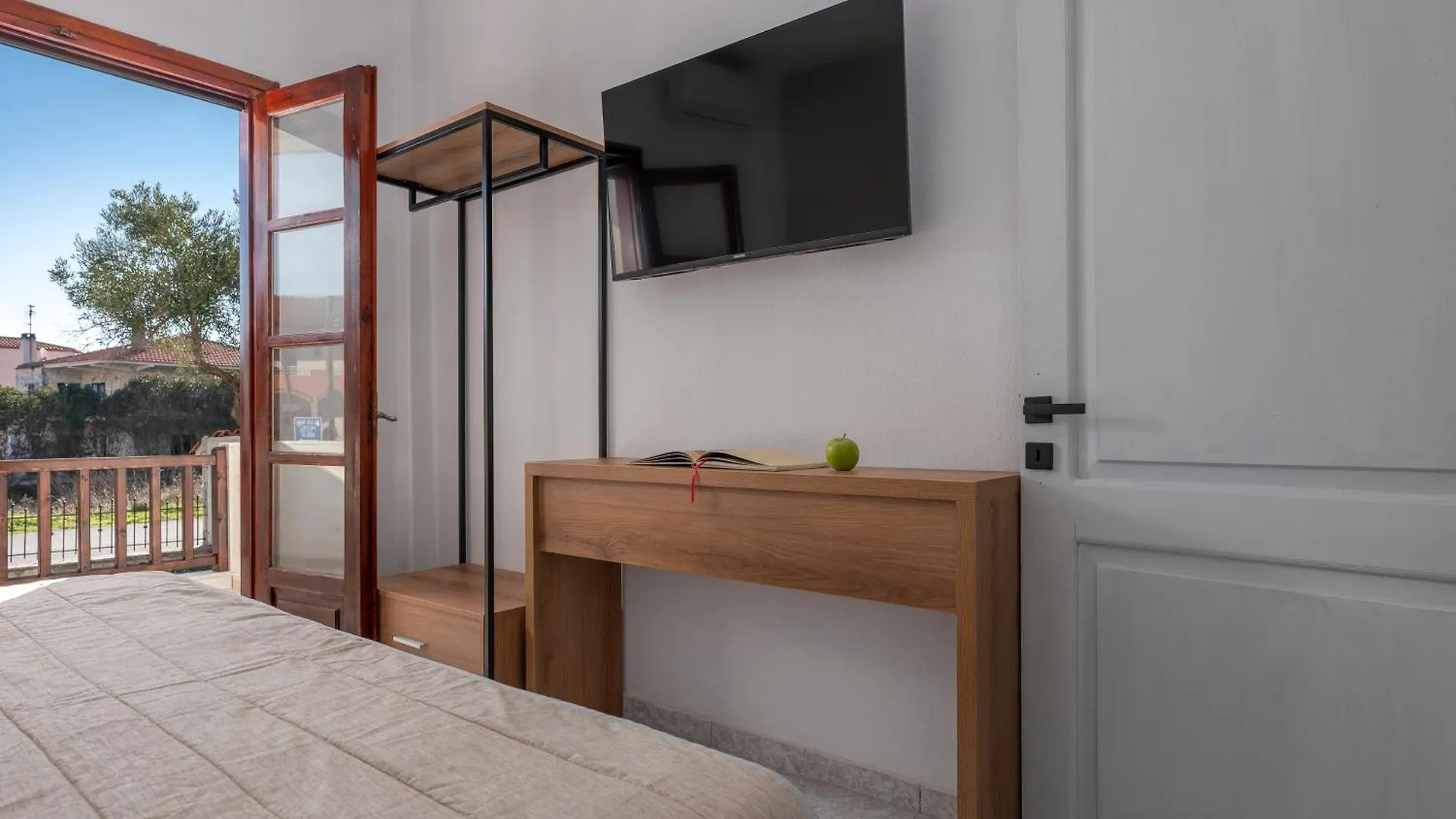 Eleon Suites & Apartments Afytos