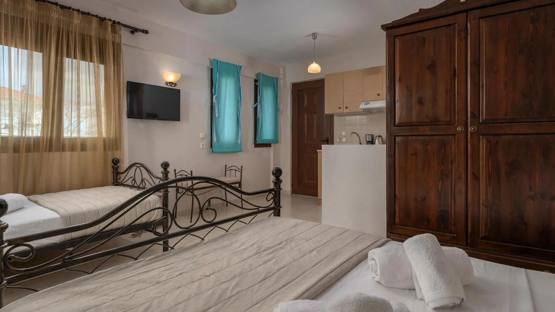 Eleon Suites & Apartments Afytos