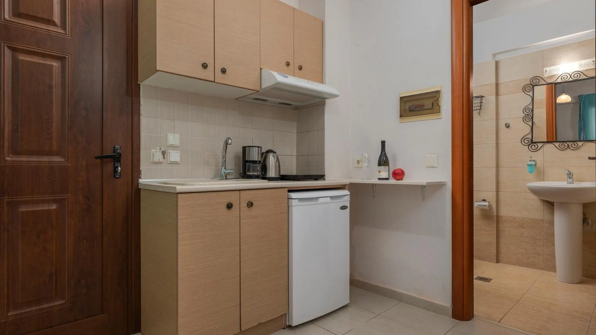 Eleon Suites & Apartments Afytos